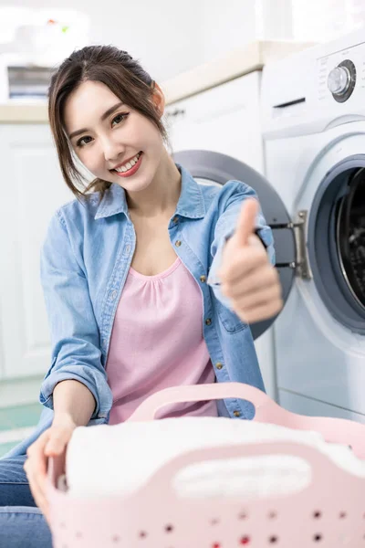 Aziatische Vrouw Wassen Kleding Gelukkig Duimen Omhoog Thuis — Stockfoto