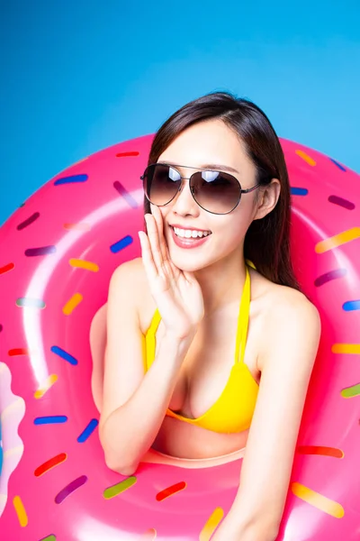 Asiático Mujer Usando Bikini Traje Baño Diciendo Somethine Con Donut — Foto de Stock