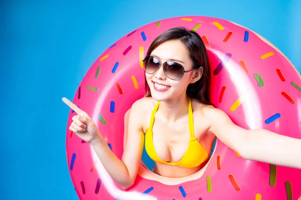 Asiático Bikini Chica Tomar Selfie Mostrar Somethingl Con Donut Nadar —  Fotos de Stock