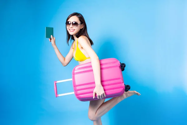Azjatycka Kobieta Bikini Strój Kąpielowy Jest Gotowy Podróży Paszportem Walizką — Zdjęcie stockowe