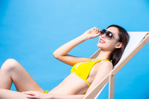 Crema Solare Estiva Concetto Viaggio Ragazza Asiatica Bikini Sdraiata Sulla — Foto Stock