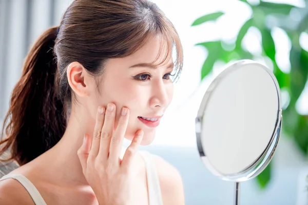 Close Young Asian Has Good Skin Care She Look Mirror — Stok Foto