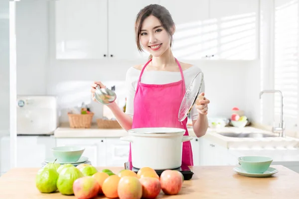 Aziatisch Mooi Huisvrouw Koken Gezond Maaltijd Thuis Glimlach Naar — Stockfoto