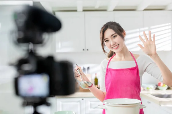 亚洲漂亮的活流在线介绍美味的食物 — 图库照片