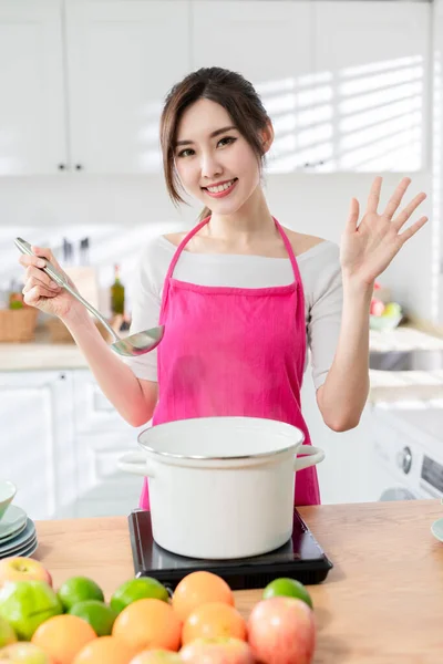 Asiatisch Hübsch Hausfrau Cook Gesunde Mahlzeit Zuhause Und Sagen Hallo — Stockfoto