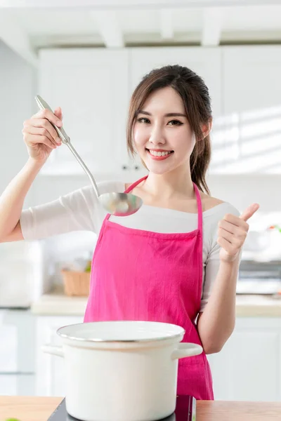 亚洲漂亮的家庭主妇在家做健康的饭菜 然后竖起大拇指 — 图库照片