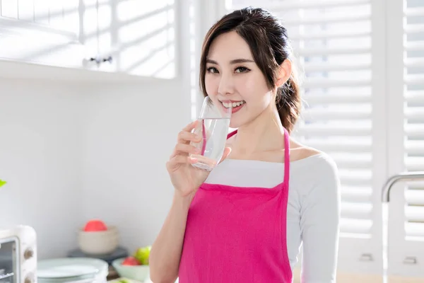 Aziatische Huisvrouw Houden Een Glas Water Glimlach Naar Keuken — Stockfoto