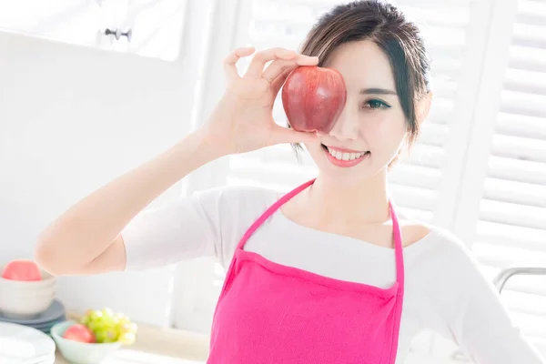 Asiatisk Hemmafru Håller Ett Äpple Och Täcker Ett Öga — Stockfoto