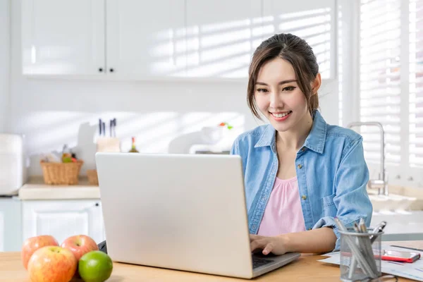 Asijské Mladé Žena Použití Notebook Pracovat Doma — Stock fotografie