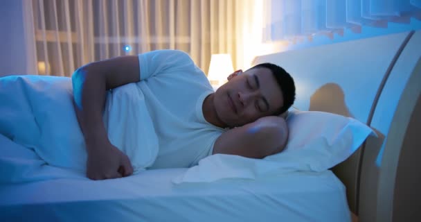 Asiático hombre dormir bien — Vídeos de Stock