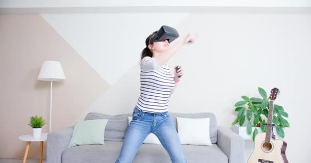 Mujer jugar 3D vr juego — Vídeos de Stock