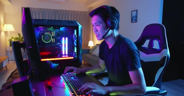 Кіберспорт геймер грає в гру — стокове відео