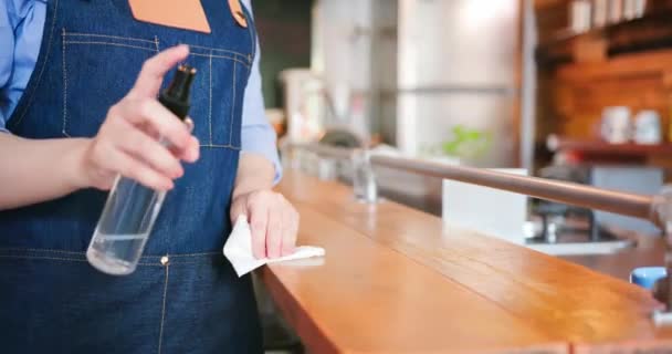 Toallitas desinfectan con alcohol en aerosol — Vídeos de Stock