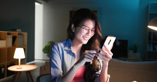 Mujer usar teléfono inteligente por la noche — Vídeo de stock