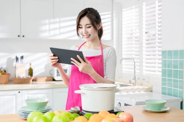 Asiatique Jolie Femme Foyer Utiliser Tablette Pour Rechercher Recette Cuisine — Photo