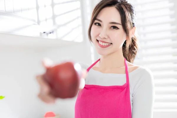 Asijská Hospodyňka Drží Jablko Ruce Usmívá Vás — Stock fotografie