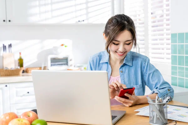 Aziatische Jong Vrouw Gebruik Mobiele Telefoon Laptop Naar Werk Thuis — Stockfoto