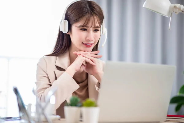 Telework Koncept Asijské Ženy Pomocí Počítače Sluchátka Mikrofon Připojit Video — Stock fotografie