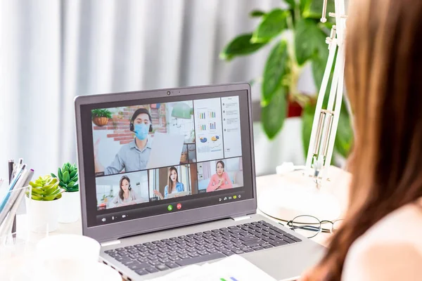 Conceito Teletrabalho Visão Traseira Mulher Asiática Usar Laptop Para Juntar — Fotografia de Stock