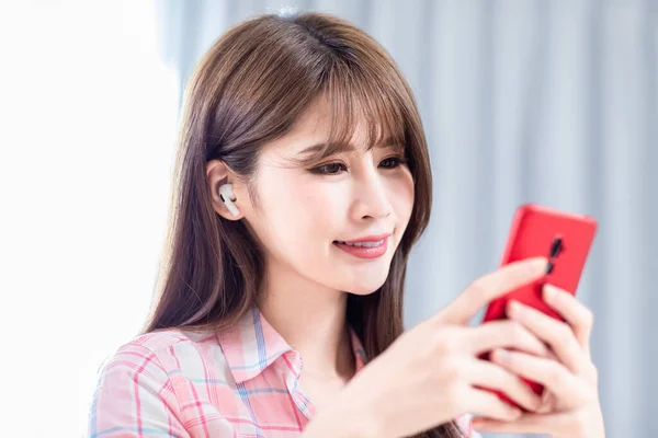 Asiático Jovem Mulher Uso Smartphone Com Orelha Bud Sala Estar — Fotografia de Stock