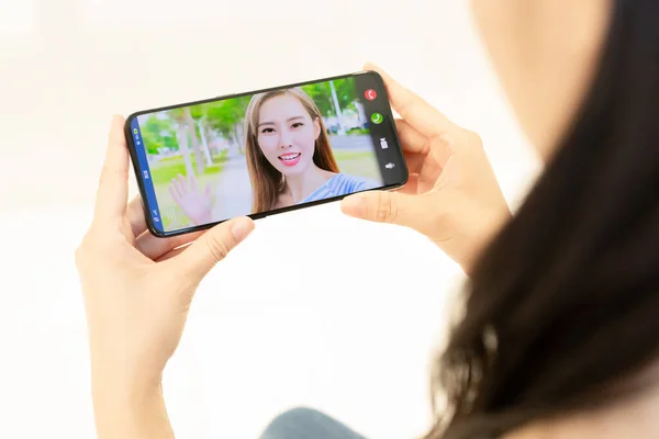 Asiática Mujer Tiene Video Chat Con Amigo Felizmente — Foto de Stock