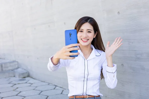 アジアの実業家は喜んで彼女の友人とビデオチャットを持っています — ストック写真