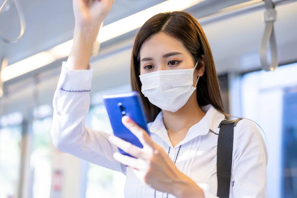 Asiatisk Forretningskvinne Bærer Operasjonsmaske Beskytte Seg Når Hun Pendler Metroen – stockfoto