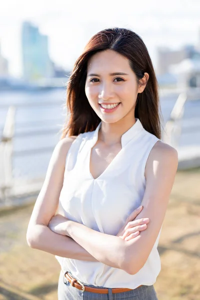 Asiatische Hübsche Geschäftsfrau Mit Selbstbewusstem Lächeln — Stockfoto