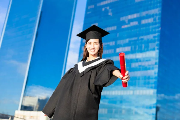 Confident Asian Female Graduate Look Smile You — Stock Photo, Image