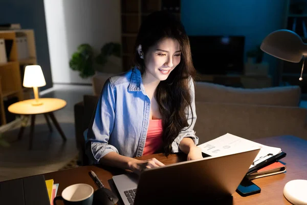 Azji Freelancer Kobieta Używać Komputera Pracy Domu Godzinach Wieczornych — Zdjęcie stockowe