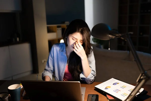 亚洲女人晚上用电脑 由于工作过度 眼睛都累坏了 — 图库照片