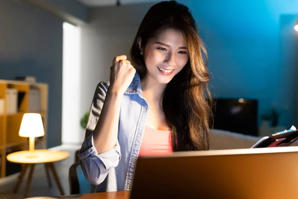Asijské Freelancer Žena Používat Počítač Pracovat Domova Večerních Hodinách — Stock fotografie