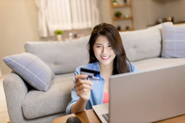 Aziatische Vrouw Winkelen Het Internet Betalen Factuur Met Creditcard Met — Stockfoto