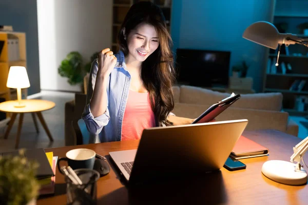 Aziatische Freelancer Vrouw Gebruik Computer Werk Van Huis Avond — Stockfoto