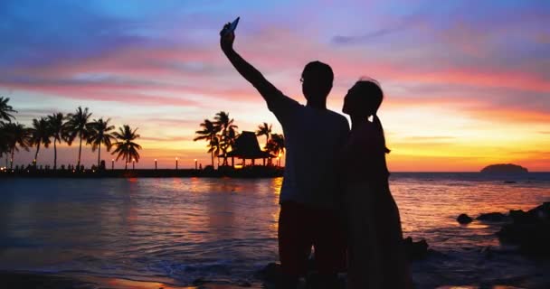 Couple prendre sefie sur la plage — Video
