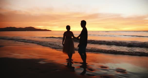 Pareja caminar en la playa puesta del sol — Vídeos de Stock