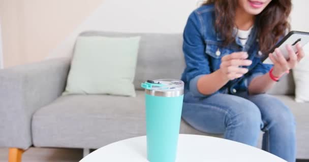 Женщина использовать многоразовые бутылки эко — стоковое видео