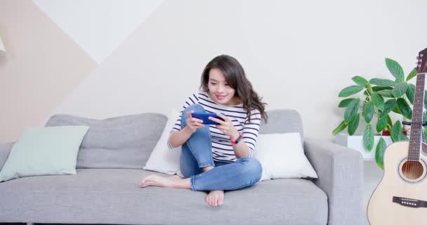 Vrouw spelen mobiele games — Stockvideo