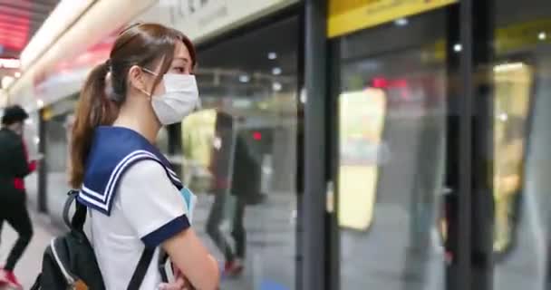 Estudiante de secundaria usar máscara — Vídeo de stock