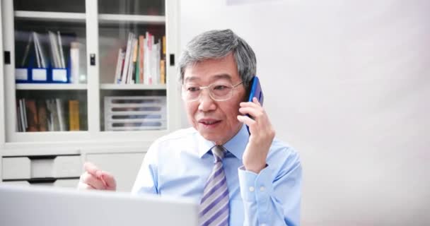 Asiático homem falar no smartphone — Vídeo de Stock