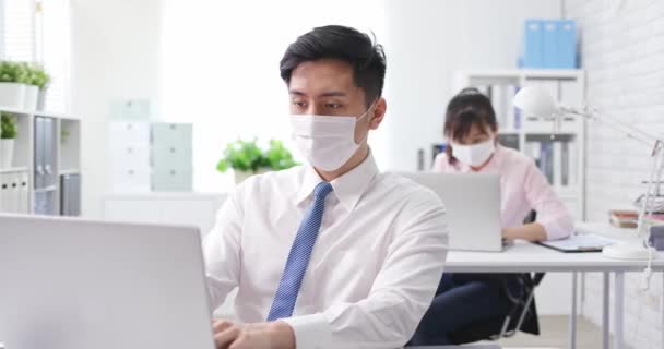 Asiatisk affärsman som arbetar på kontoret — Stockvideo