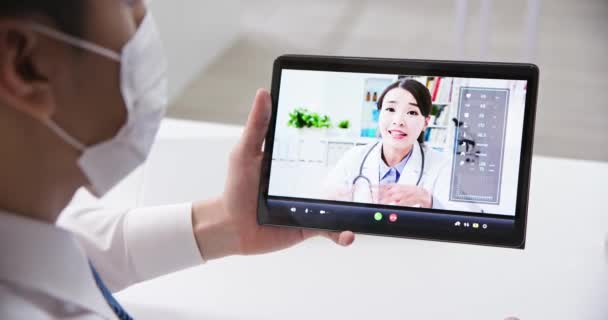 Telegeneeskundeconcept met tablet — Stockvideo