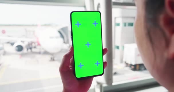 Donna con schermo verde smartphone — Video Stock