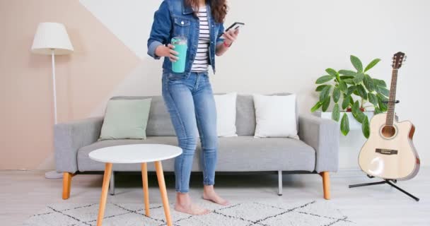 Femme utiliser une bouteille écologique réutilisable — Video