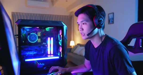 Кіберспорт геймер грає в гру — стокове відео