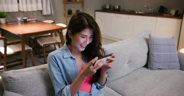 Mulher asiática jogar jogos móveis — Vídeo de Stock