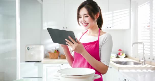 Asiático dona de casa usar tablet — Vídeo de Stock