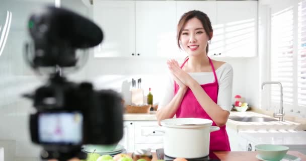 Asiática bonita streamer en vivo en línea — Vídeos de Stock