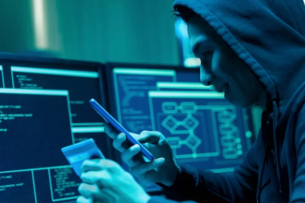 Seitenansicht Eines Asiatischen Männlichen Hackers Der Kreditkarte Betrügerisch Zum Bezahlen — Stockfoto