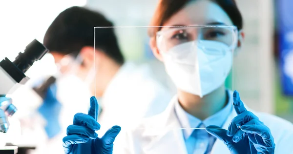Asiatico Scienziato Femminile Microbiologo Guardare Display Virtuale Vuoto Trasparente Futuristico — Foto Stock